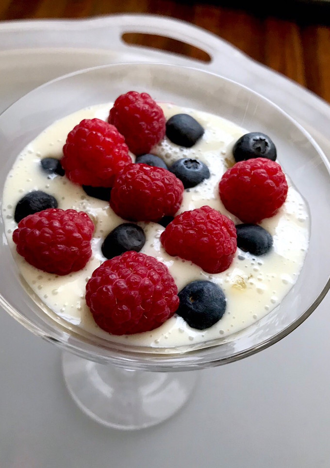 Una foto de Copa de yogurt de piña con moras