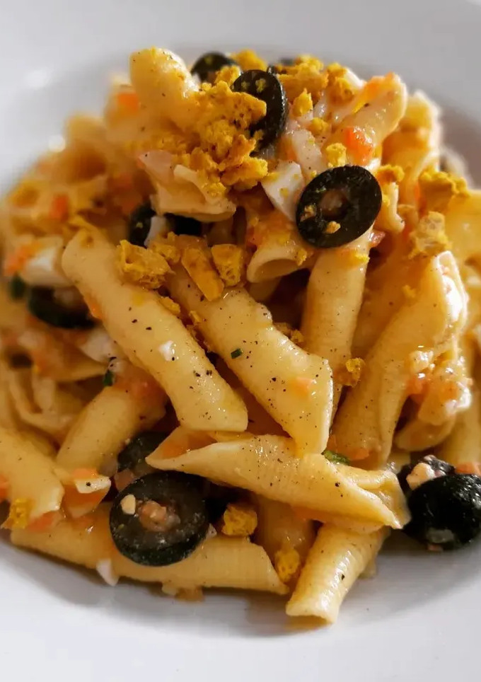 Una foto de Ensalada de pasta con vinagreta de apio y comino