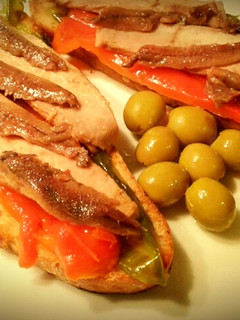 Una foto de Tosta de pimientos asados con ventresca de atún y anchoas