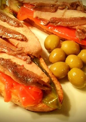 Foto principal de Tosta de pimientos asados con ventresca de atún y anchoas