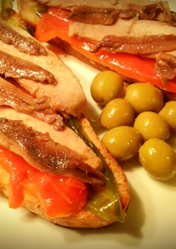 Una foto de Tosta de pimientos asados con ventresca de atún y anchoas