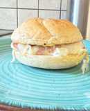 Σάντουιτς με μορταδέλα και τυρί provolone