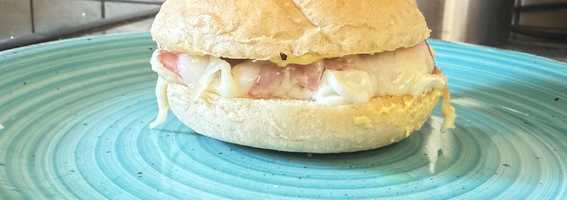 Σάντουιτς με μορταδέλα και τυρί provolone
