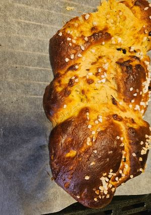 A picture of Braided Brioche with Plain Skyr.
