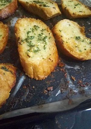 A picture of Pizza hut style garlic bread.