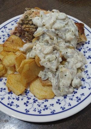 Una foto de Pollo al horno con papas y salsa de champiñones 😋👩‍🍳✨