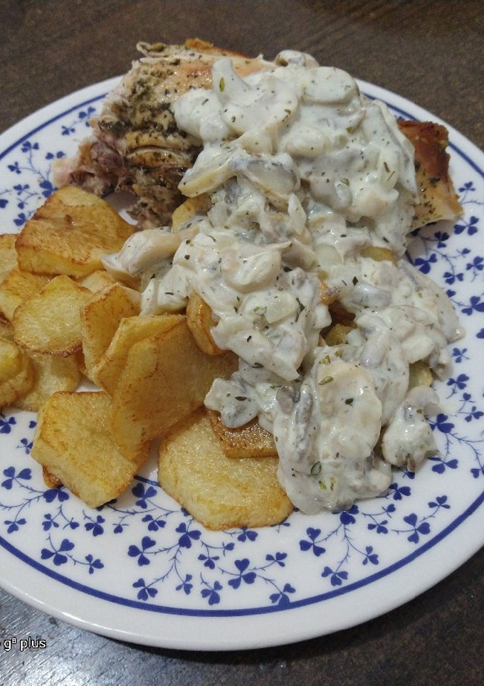 Una foto de Pollo al horno con papas y salsa de champiñones 😋👩‍🍳✨