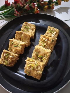 सूजी ड्राई फ्रूट बर्फी (Suji dry fruit barfi recipe in Hindi) रेसिपी मुख्य फोटो
