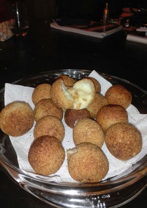 Una foto de Bolitas de queso 4 quesos