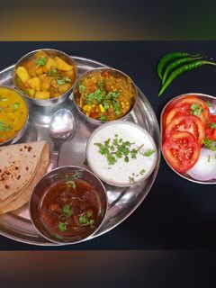 स्पेशल लंच थाली (special lunch thali recipe in Hindi) रेसिपी मुख्य फोटो