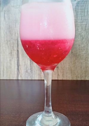 રોઝ સીરપ મિલ્કશેક (Rose Syrup Milkshake Recipe In Gujarati) રેસીપી મુખ્ય ફોટો