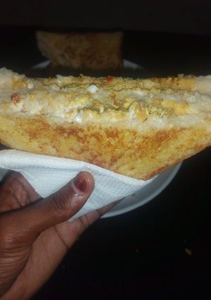 A picture of Scrambled egg sandwich.