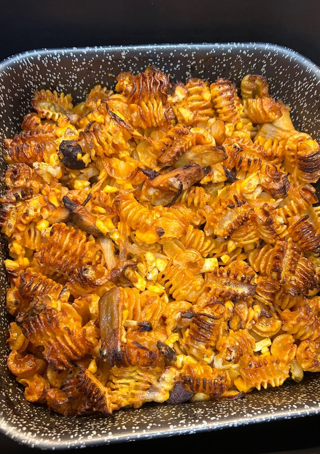 Una foto de Macarrones con setas y huevo al curry en Airfryer Cosori