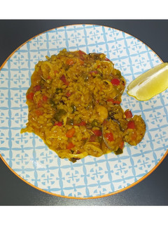 Una foto de ARROZ CON LANGOSTINOS, CHIPIRONES Y ALMEJAS