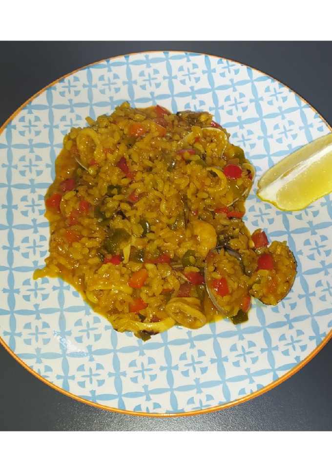 Una foto de ARROZ CON LANGOSTINOS, CHIPIRONES Y ALMEJAS