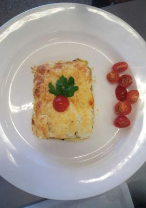 Una foto de Lasaña de polenta relleno de berenjena, zapallitos y tomate