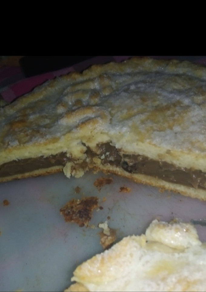 Una foto de PASTEL CON CREMA DE CHOCOLATE 🥰😋