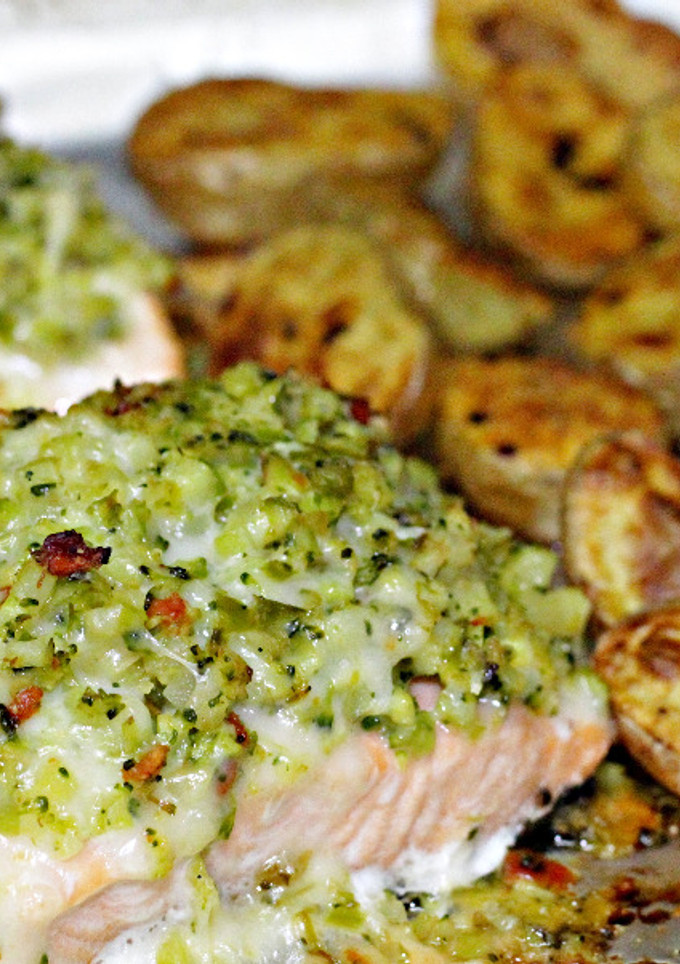 Una foto de Salmón con costra de brócoli