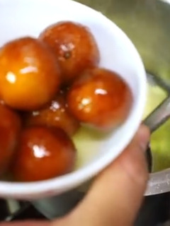 गुलाब जामुन (gulab jamun recipe in Hindi) रेसिपी मुख्य फोटो