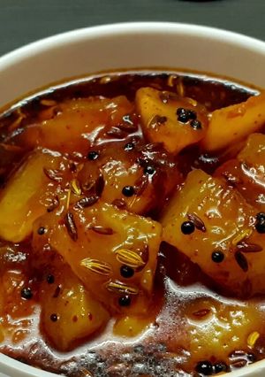 ગોળ કેરીનું અથાણું (Gol Keri Athanu Recipe In Gujarati) રેસીપી મુખ્ય ફોટો