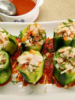 Una foto de Calabacines rellenos de ensalada con salsa de piquillo