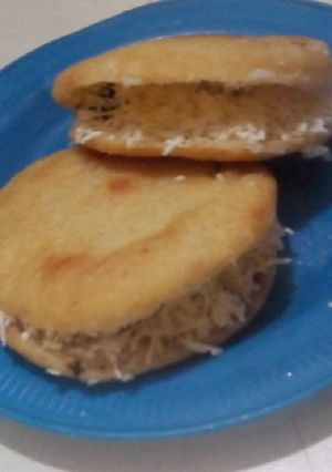 Una foto de Arepitas fritas con caraotas (frijoles negros)