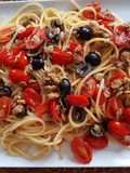 Spaghetti vongole datterini e olive nere