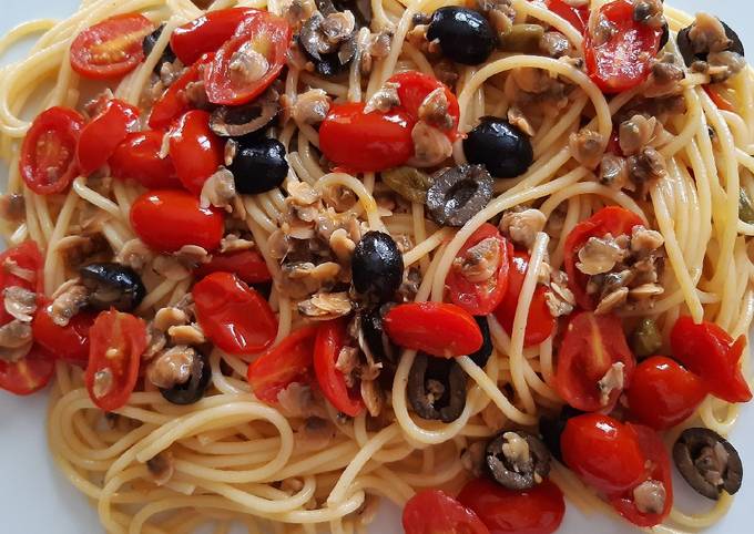 Spaghetti vongole datterini e olive nere
