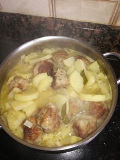 Una foto de Albóndigas con patata roja