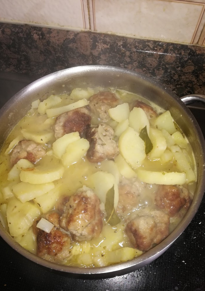 Una foto de Albóndigas con patata roja