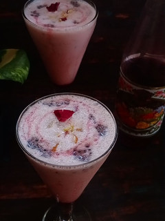 रोज़ लस्सी (rose lassi recipe in Hindi) रेसिपी मुख्य फोटो