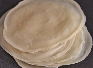 A picture of How to make Spring roll wrappers at home with a simplified method.