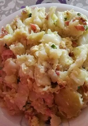Una foto de 🌟Repollo rehogado con jamón, bacon y huevo🌟