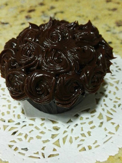 Una foto de Cup cakes de chocolate rellenos y decorados con fudge!💕