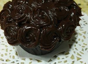 Una foto de Cup cakes de chocolate rellenos y decorados con fudge!💕