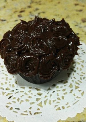 Una foto de Cup cakes de chocolate rellenos y decorados con fudge!💕