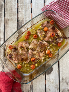 Una foto de Pollo al horno en salsa de vino y puerros