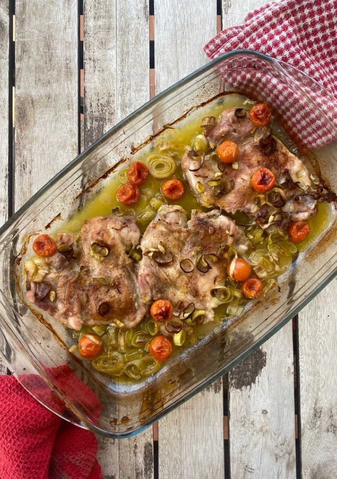 Una foto de Pollo al horno en salsa de vino y puerros