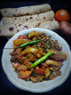प्याज़ टमाटर सब्ज़ी (pyaz tamatar sabzi recipe in hindi) रेसिपी मुख्य फोटो