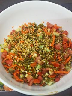 अंकुरित मूंग की सलाद(ankurit moongdal ka salad recipe in hindi) रेसिपी मुख्य फोटो