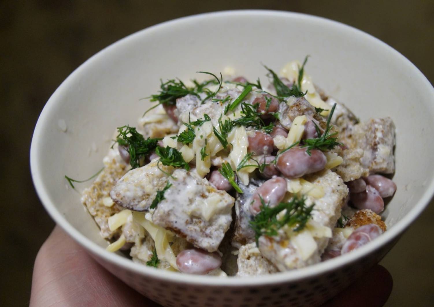 Фасоль с солеными огурцами. Салат с фасолью и гренками. Салат под водочку с фасолью. Салат Цада с фасолью. Салат деревенский с фасолью.