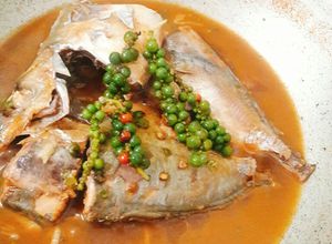 Hình của món Cá nục kho tiêu xanh.