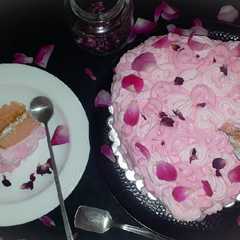 A picture of Heart shaped rose ice cream cake.