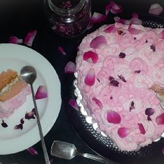 Heart shaped rose ice cream cake A picture of Heart shaped rose ice cream cake.