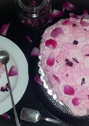 A picture of Heart shaped rose ice cream cake.