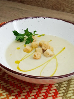 Una foto de Crema de coliflor con ajos asados