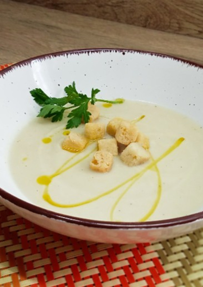Una foto de Crema de coliflor con ajos asados