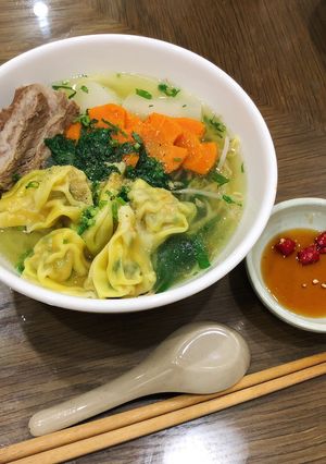 Hình của món Hủ tiếu 🍜 hoành thánh 🥟 thịt heo 🐷.