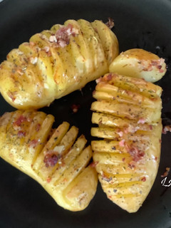 Una foto de Patatas hasselback a mi manera