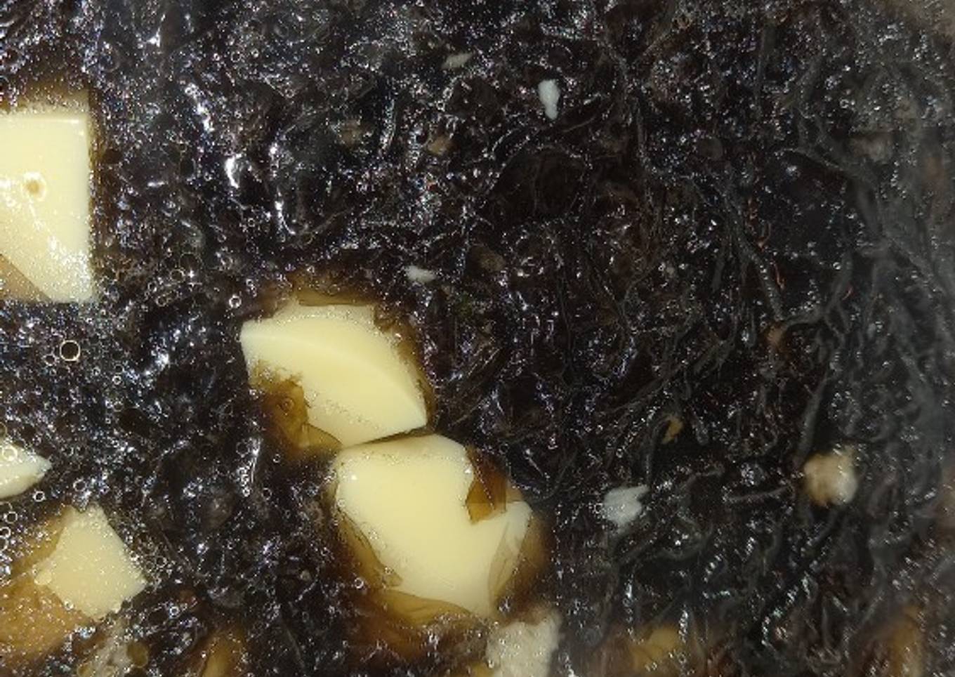 Sup rumput laut dengan tahu